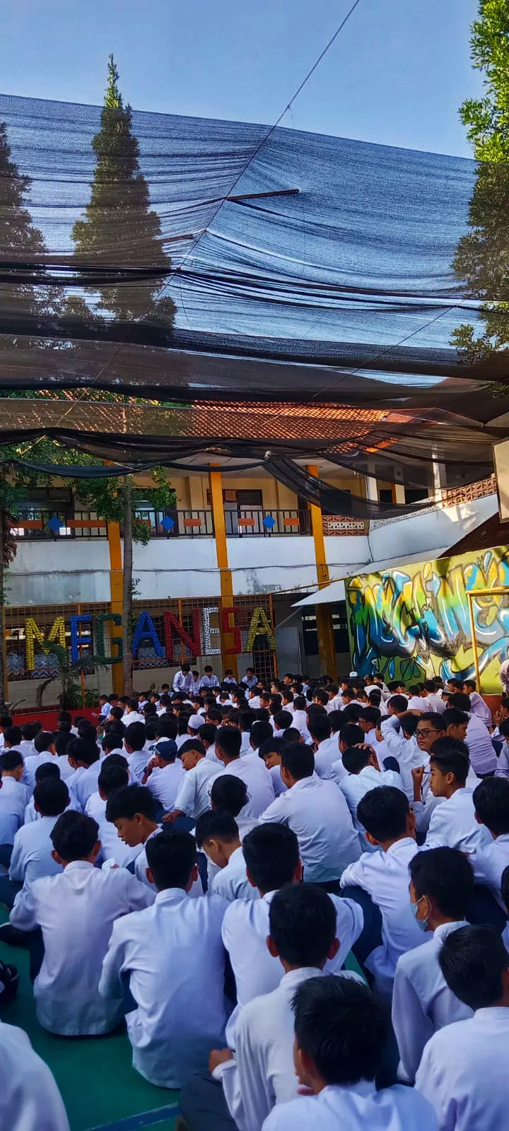 santri pesantren daarul mutqin berkunjung ke smp negeri 1 megamendung bogor 0