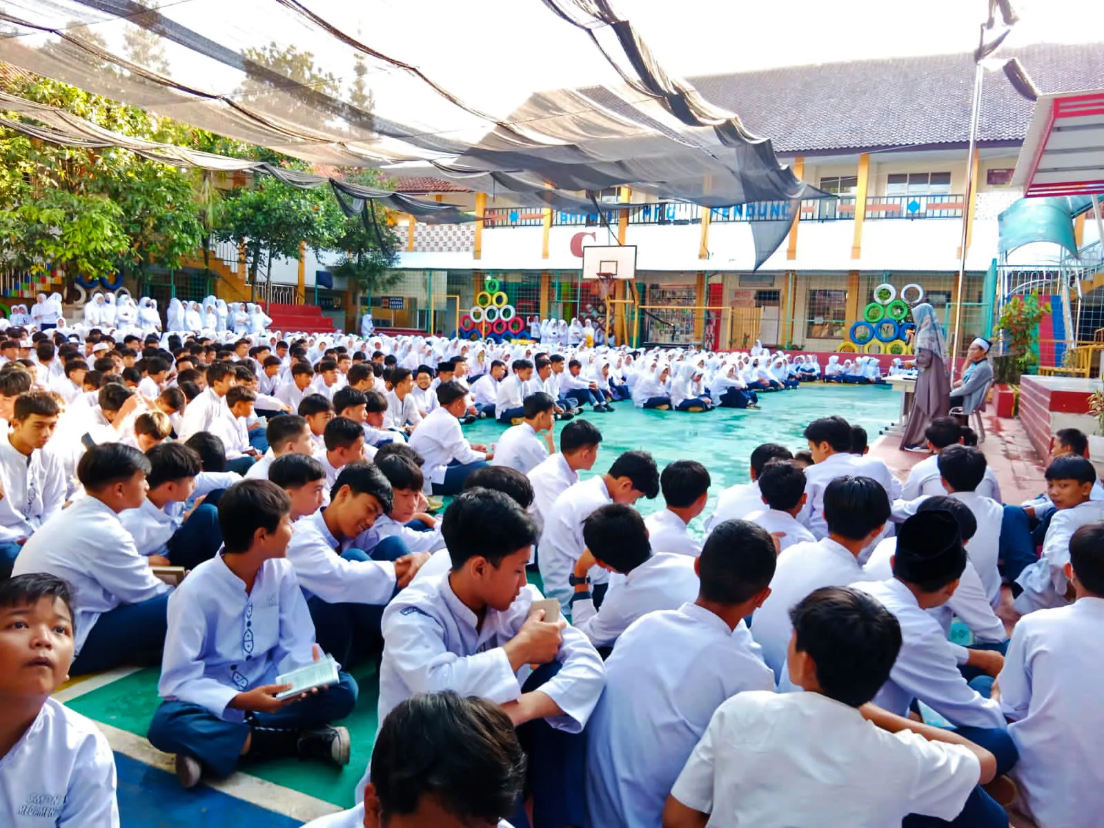 santri pesantren daarul mutqin berkunjung ke smp negeri 1 megamendung bogor 01