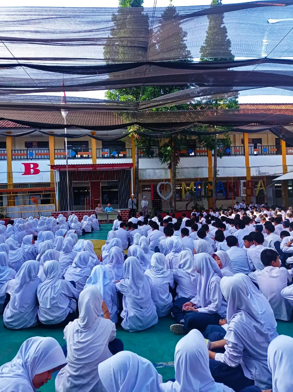 santri pesantren daarul mutqin berkunjung ke smp negeri 1 megamendung bogor 02