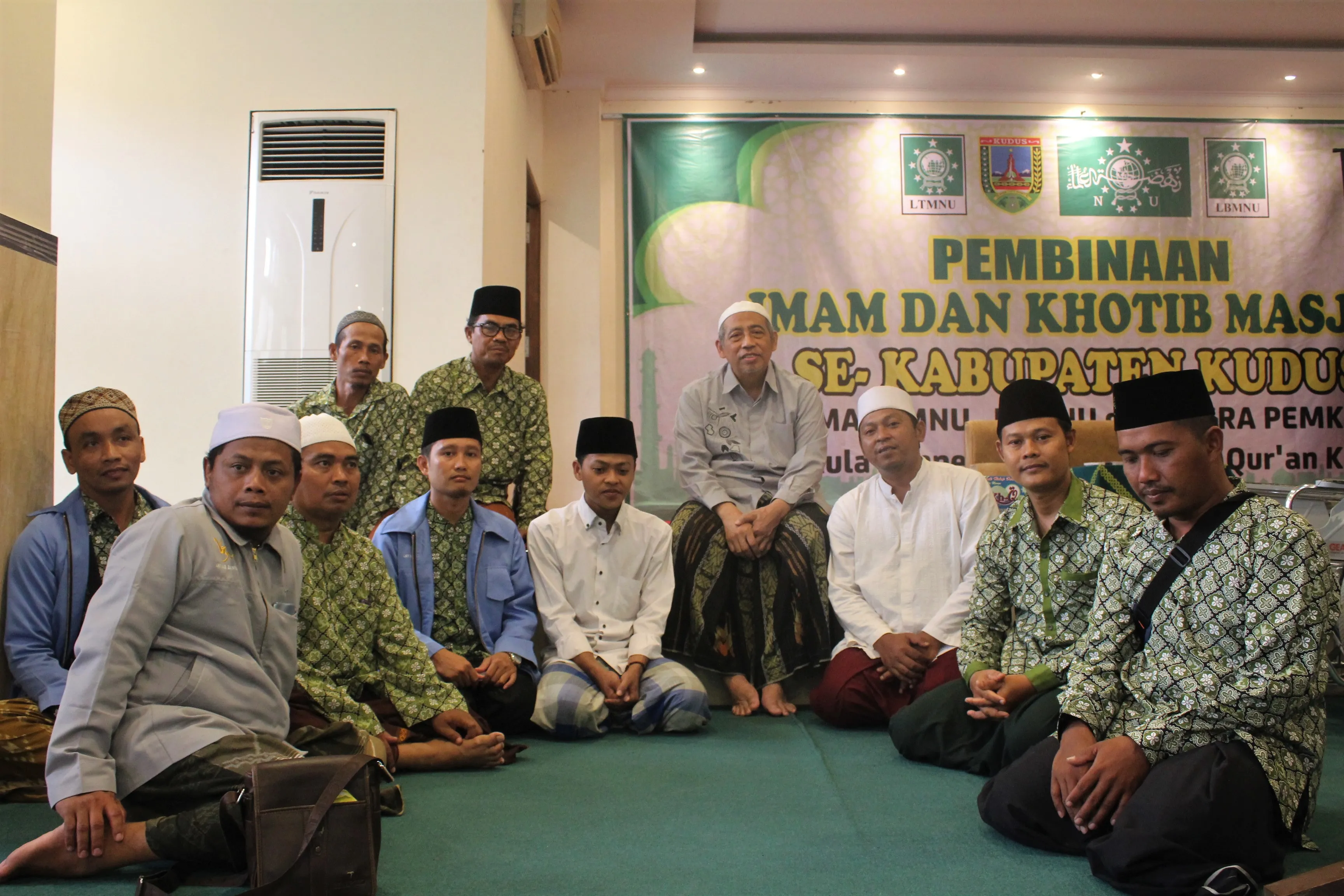 Foto Bersama rombongan dari LMY (Lajnah Muroqobah Yanbu'a) Banyuwangi