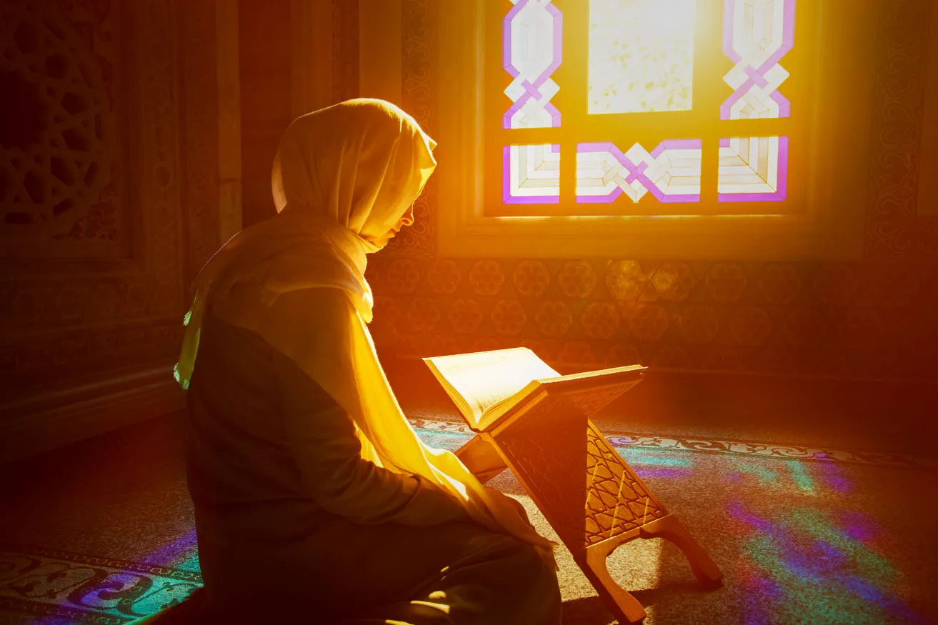 01 muslim teenager reading quran