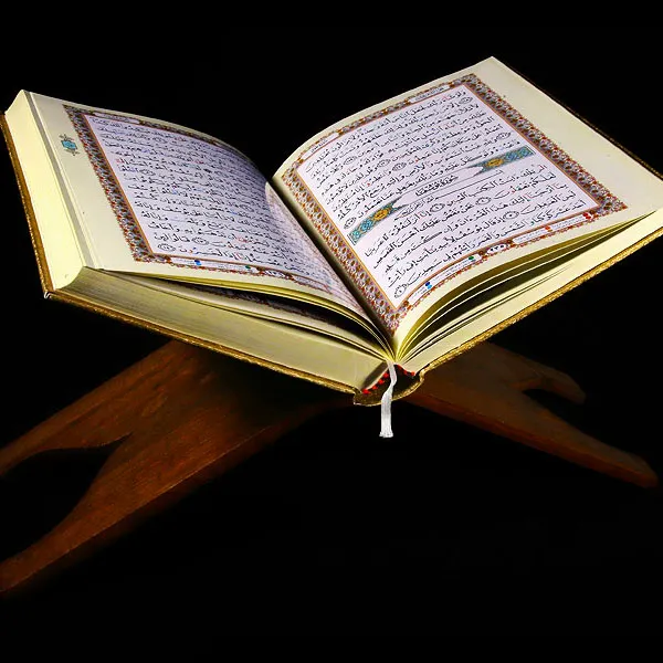 Mushaf Alquran terbuka di atas rehal kayu