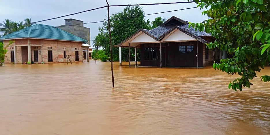 Rumah rumah warga terendam banjir berlumpur