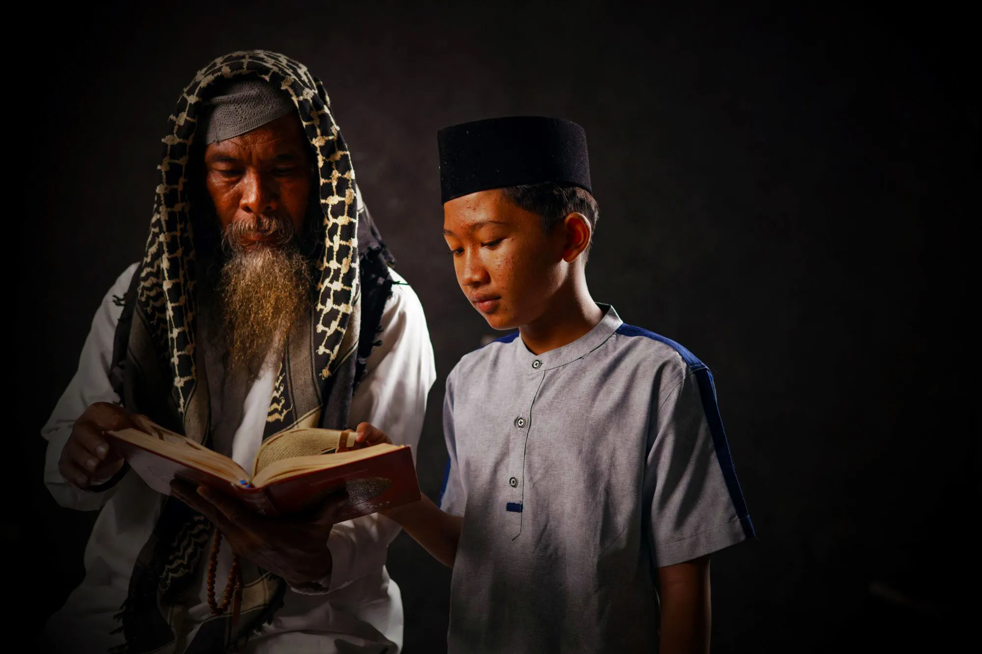 Seorang muslim mengajar Al Quran di bulan Ramadhan