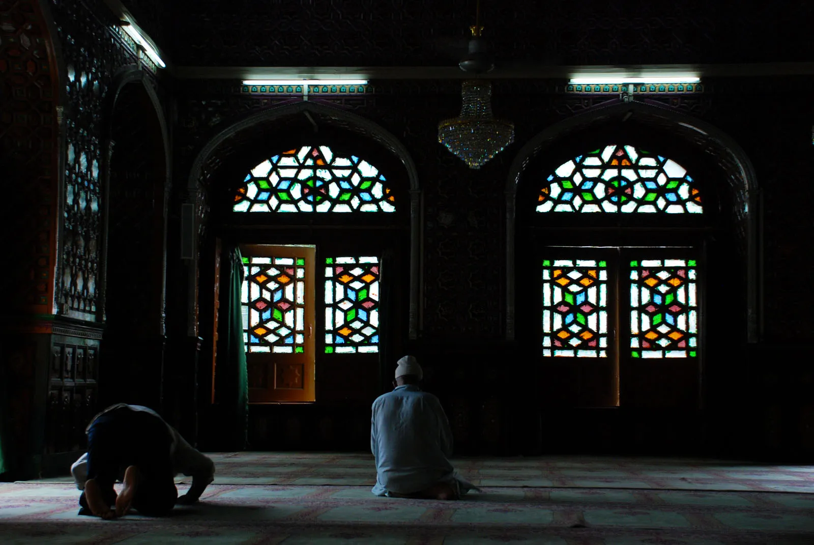 Jamaah Muslim shalat berjamaah dengan saf yang rapat