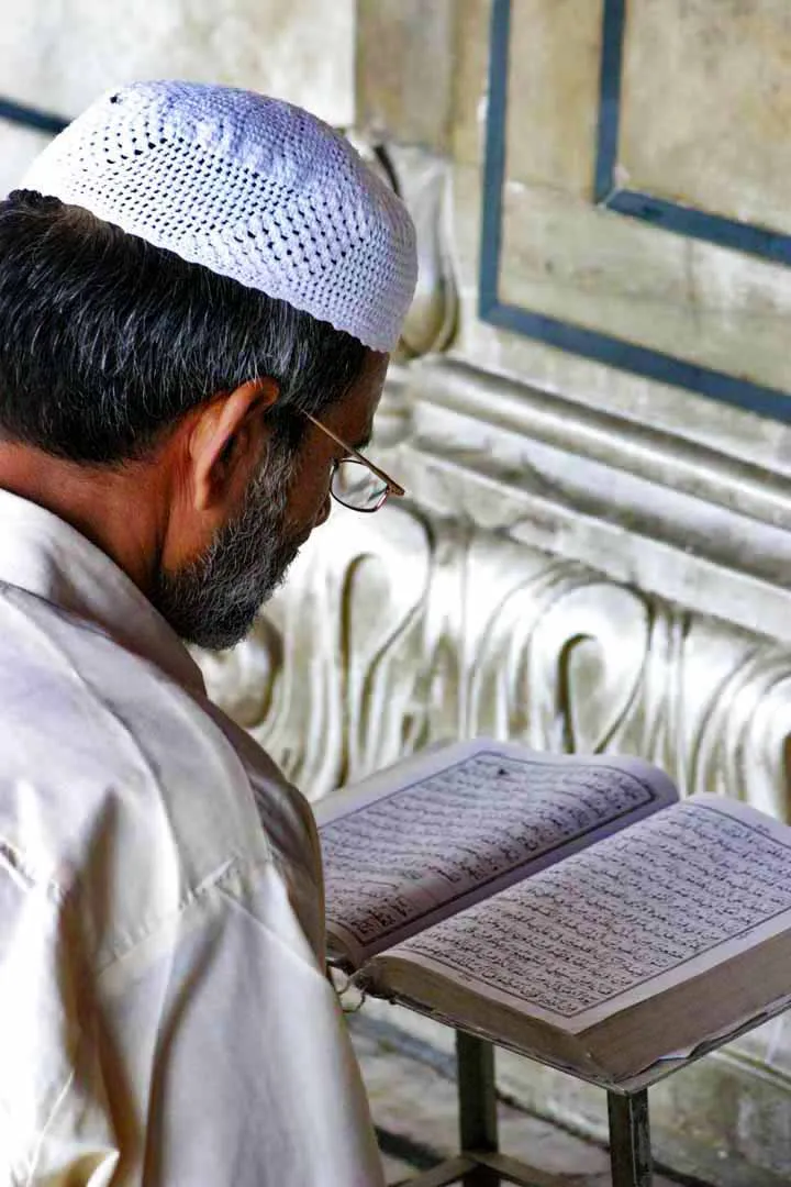 Seorang Muslim membaca Al Quran dengan khusyuk