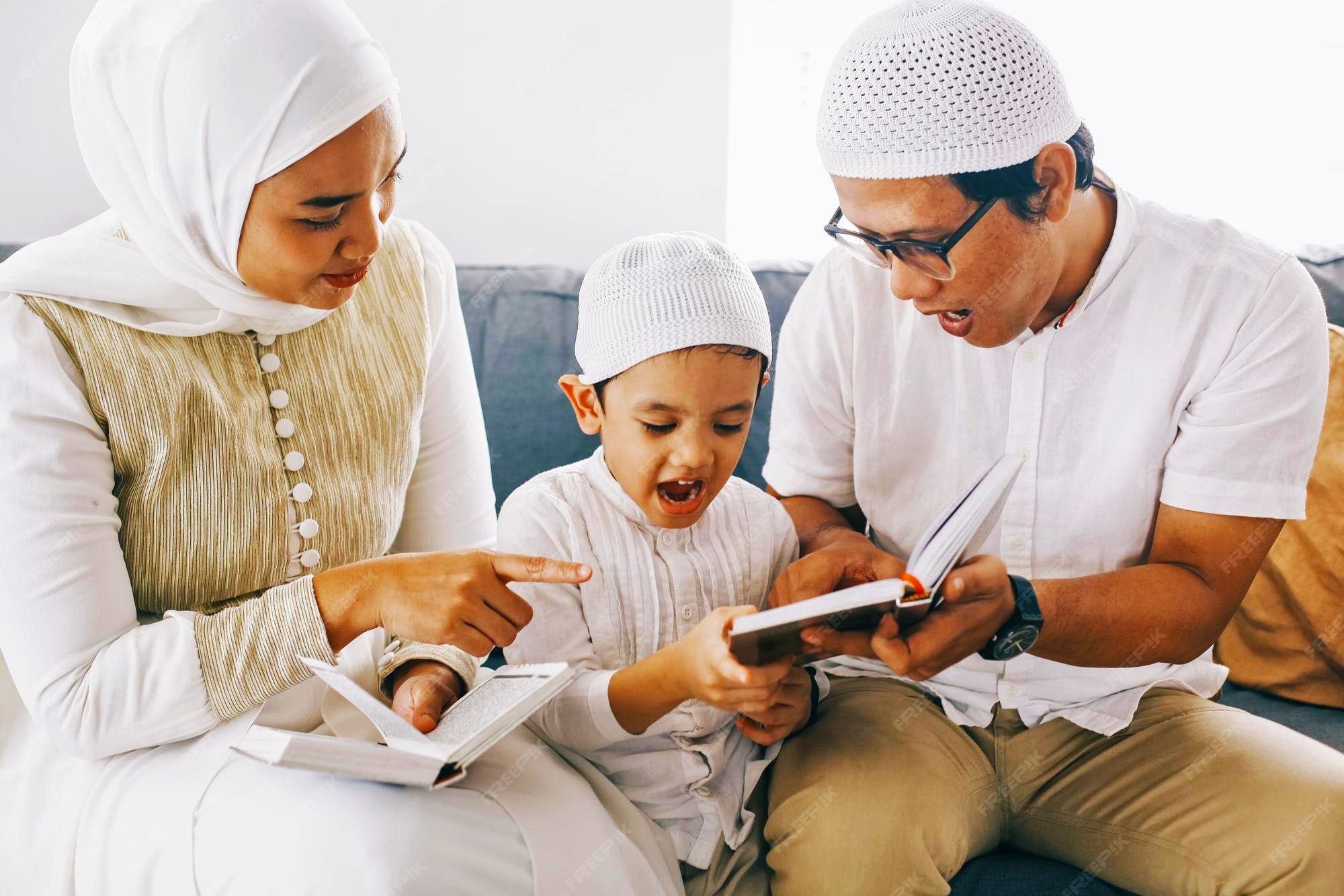 Keluarga muslim membaca Alquran bersama