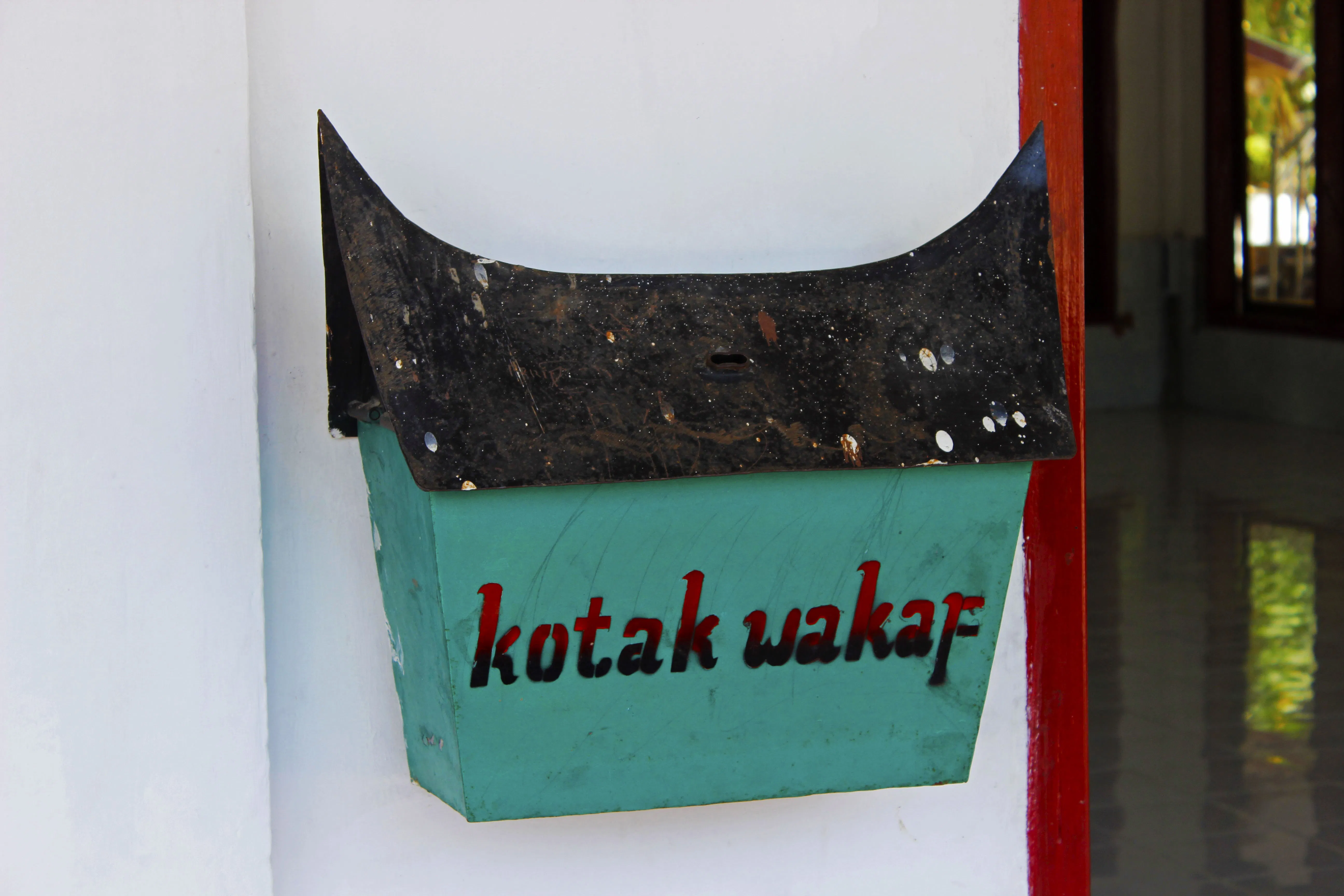 Kotak infak masjid simbol sedekah saat sempit