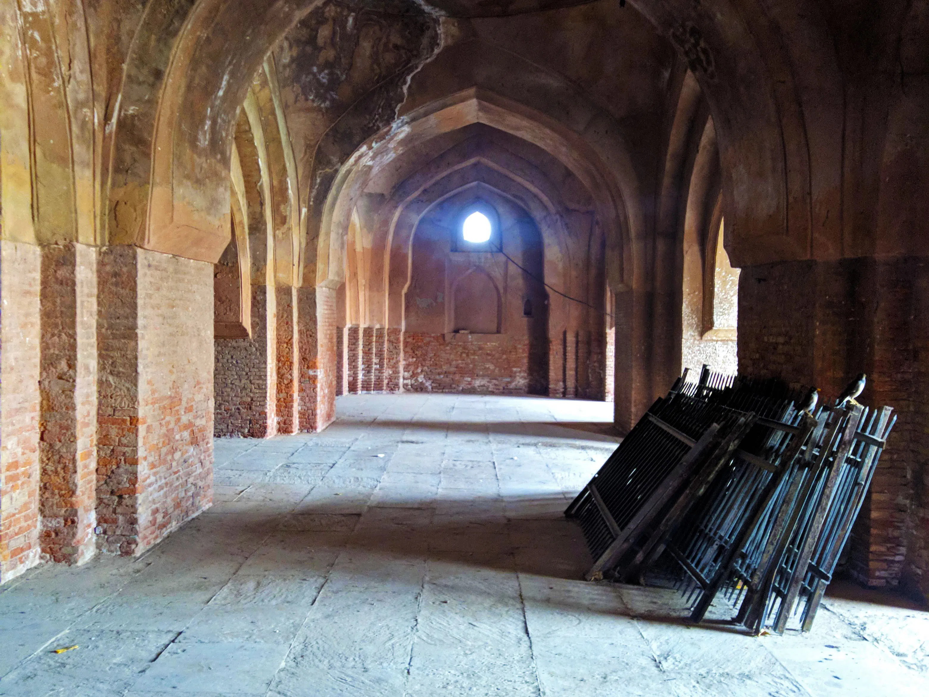 Ruang masjid yang teduh suasana nasihat penuh hikmah