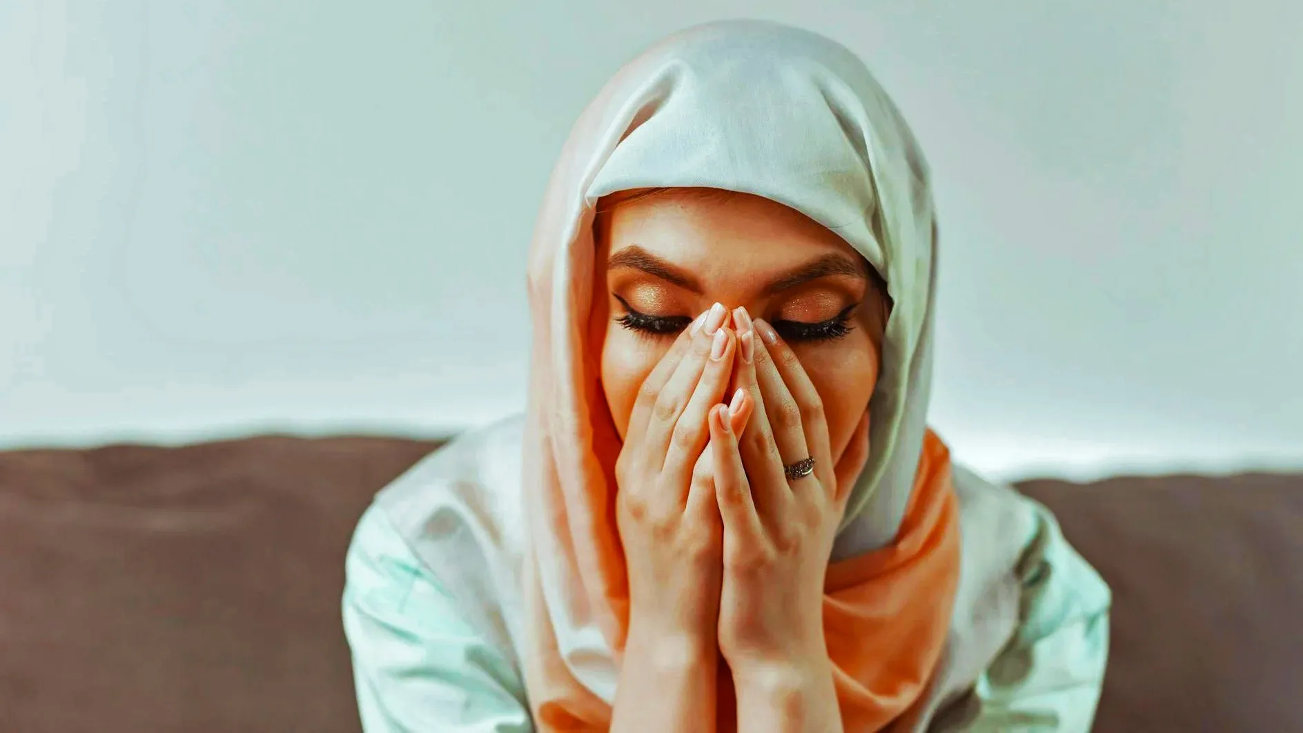 ilustrasi wanita muslimah yang sedih