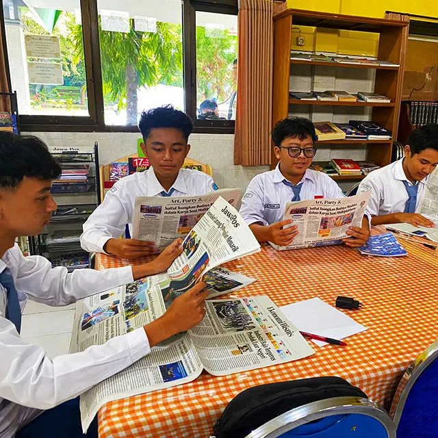 Ilustrasi Anak SMA Membaca Koran. Sumber: internet
