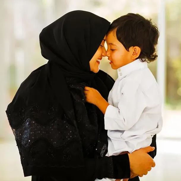 Ilustrasi Anak Laki-laki dengan Ibu Kandungnya