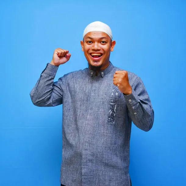 Ilustrasi Muslim Yang Tersenyum Gembira