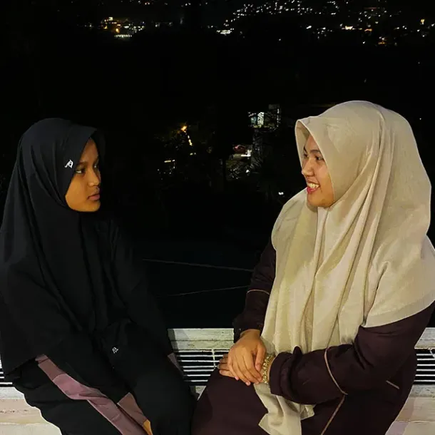 Ilustrasi Muslimah Membaca Quran