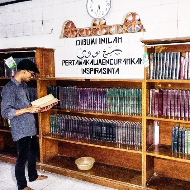 Ilustrasi Perpustakaan Kitab Kuning. Sumber: alif.id