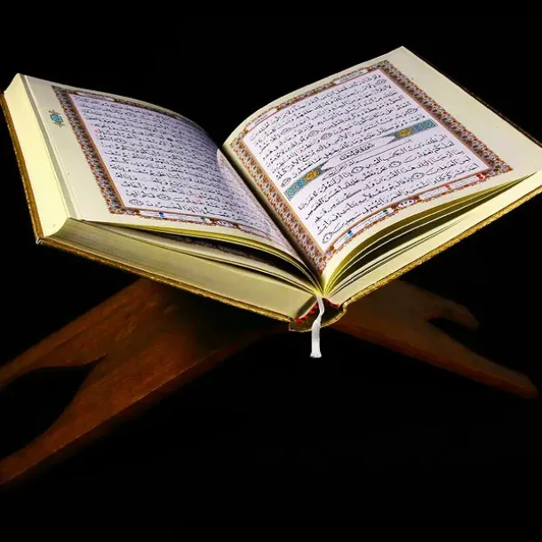 Mushaf Alquran terbuka di atas rehal kayu