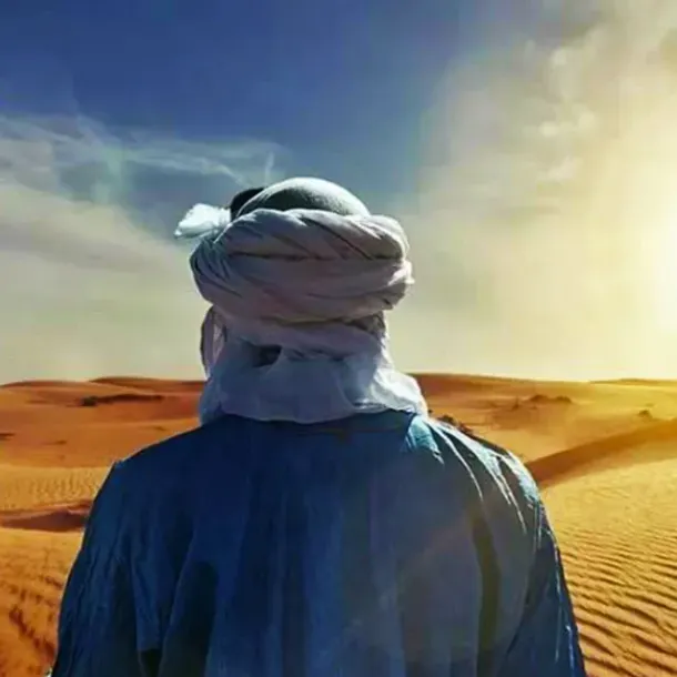 Ilustrasi laki-laki yang berjalan sendirian di padang pasir