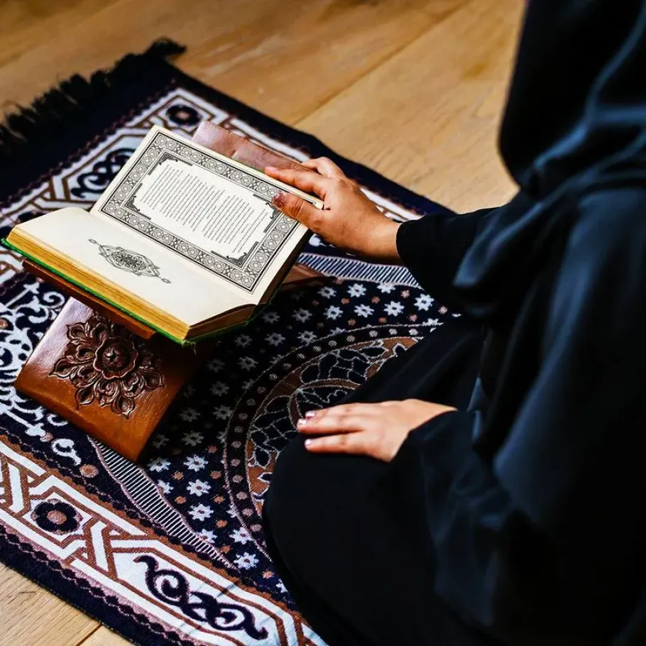 Ilustrasi Orang Membaca Quran