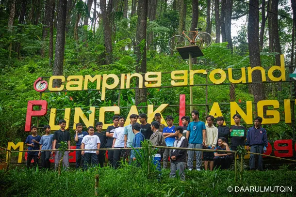 Berfoto Bersama Di Camping Ground Puncak Langit Bogor