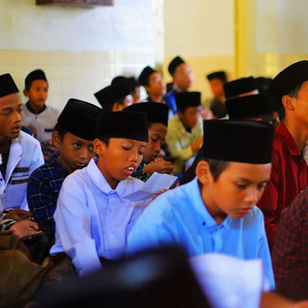 Santri remaja mengaji setelah salat di pesantren