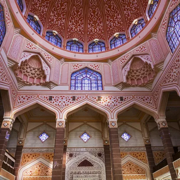 Interior masjid luas dengan pola geometris menenteramkan