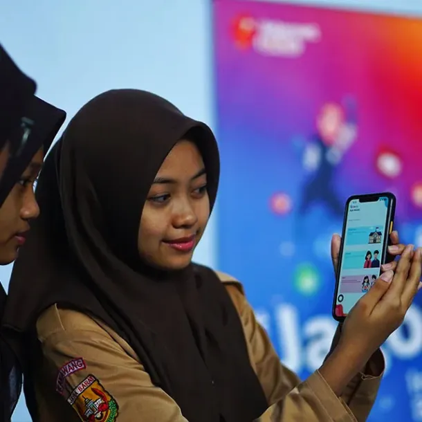 Ilustrasi Anak Remaja Muslimah dan Ponsel Pintar