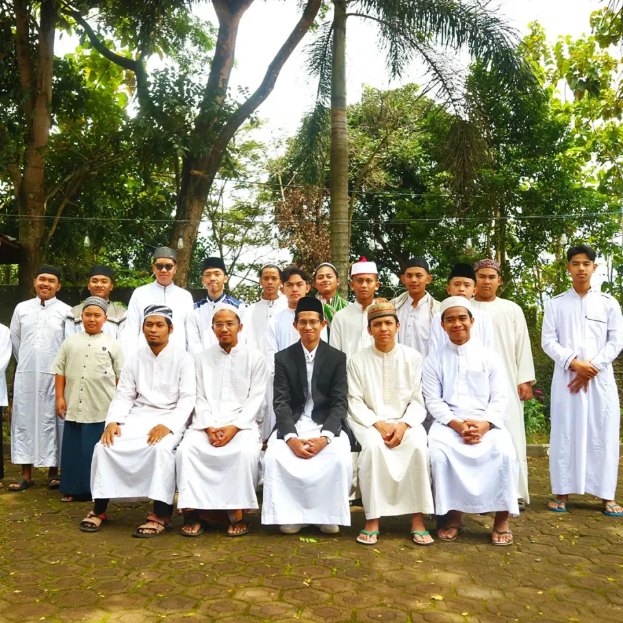 Santri Putra dan Para Ustadz Pesantren Daarul Mutqin