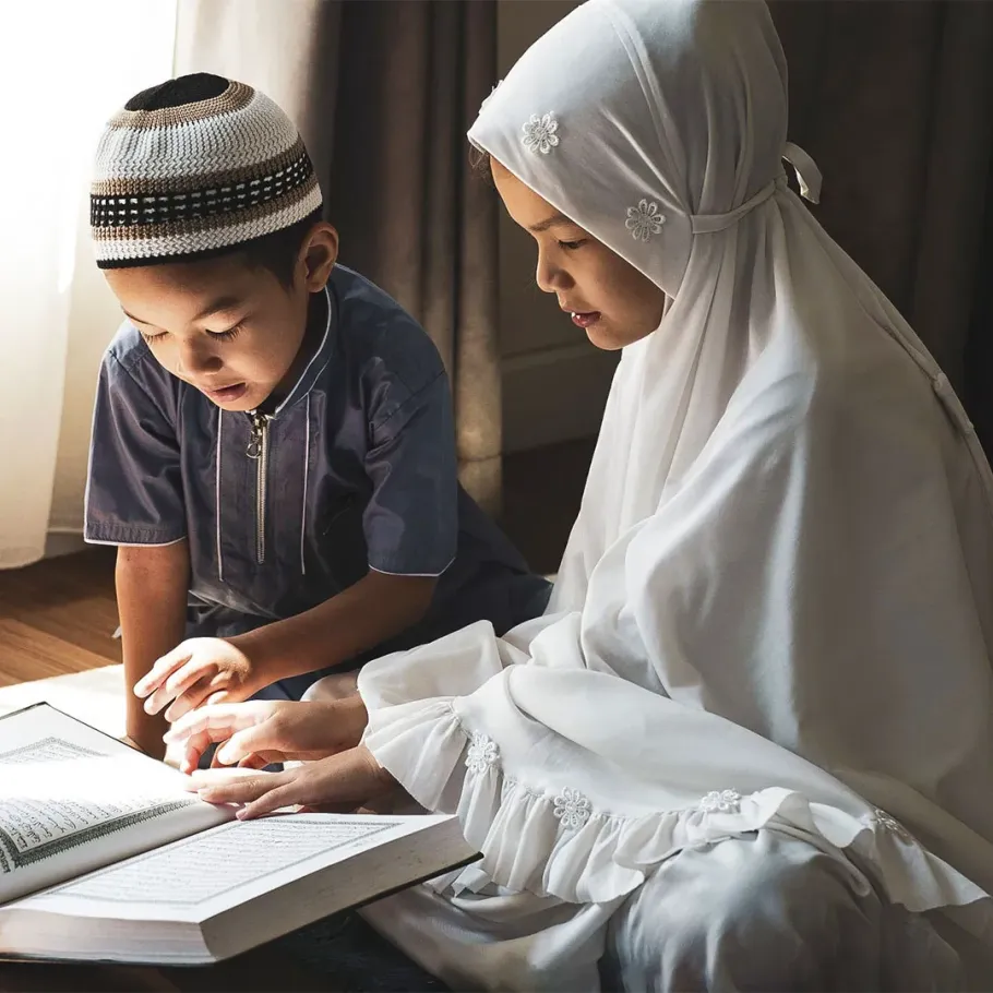 Ilustrasi Anak Kecil Membaca Al Quran. Sumber: fqeacademy.com