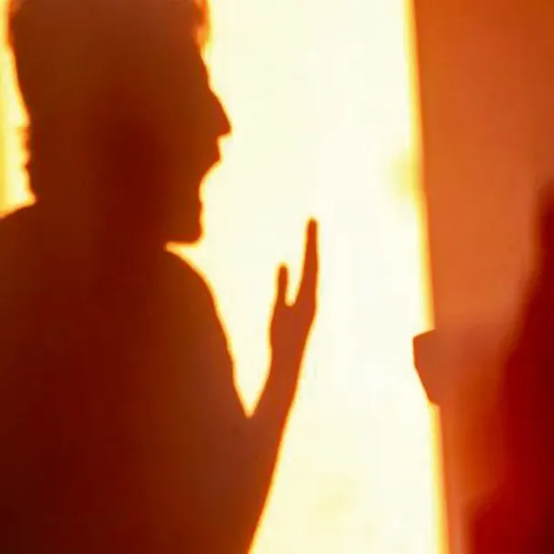 Ilustrasi Orangtua memahari anaknya