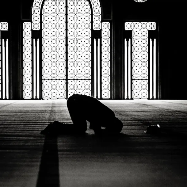 Ilustrasi Orang Yang Sedang Sholat