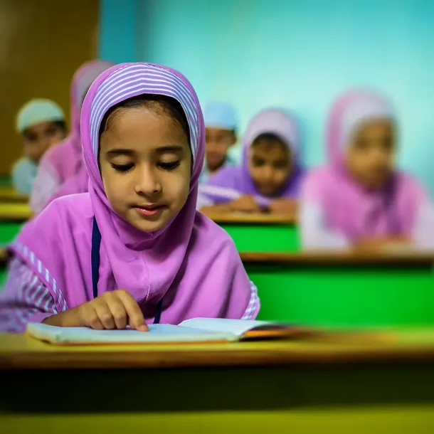 Ilustrasi Anak Kecil Membaca Quran. Sumber: pexels.com