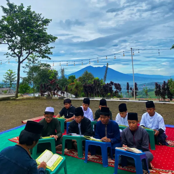 Halaqoh di Alam Terbuka: Ketika Menghafal Al-Qur'an Menjadi Lebih Bermakna